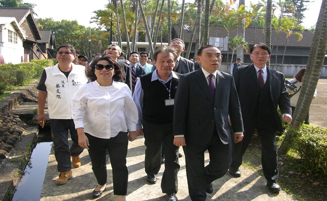 法務部蔡部長清祥(右二)及嘉義市黃市長敏惠(左二)訪視舊監環境，嘉監莊典獄長(右一)陪同簡報