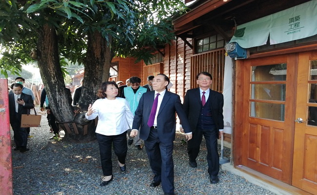 嘉監莊典獄長(右一)陪同法務部蔡部長(右二)及嘉義市黃市長(左一)巡視舊監宿舍群嘉義市政府辦理「嘉義市重現木都再造歷史現場」情形