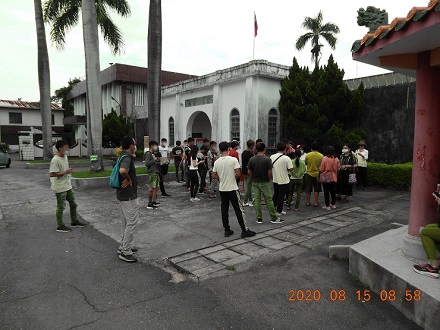 活動當日9點前嘉義地院保護官於舊監大門前辦理
少年報到準備進入舊監進行本日勞動服務與古蹟巡禮活動